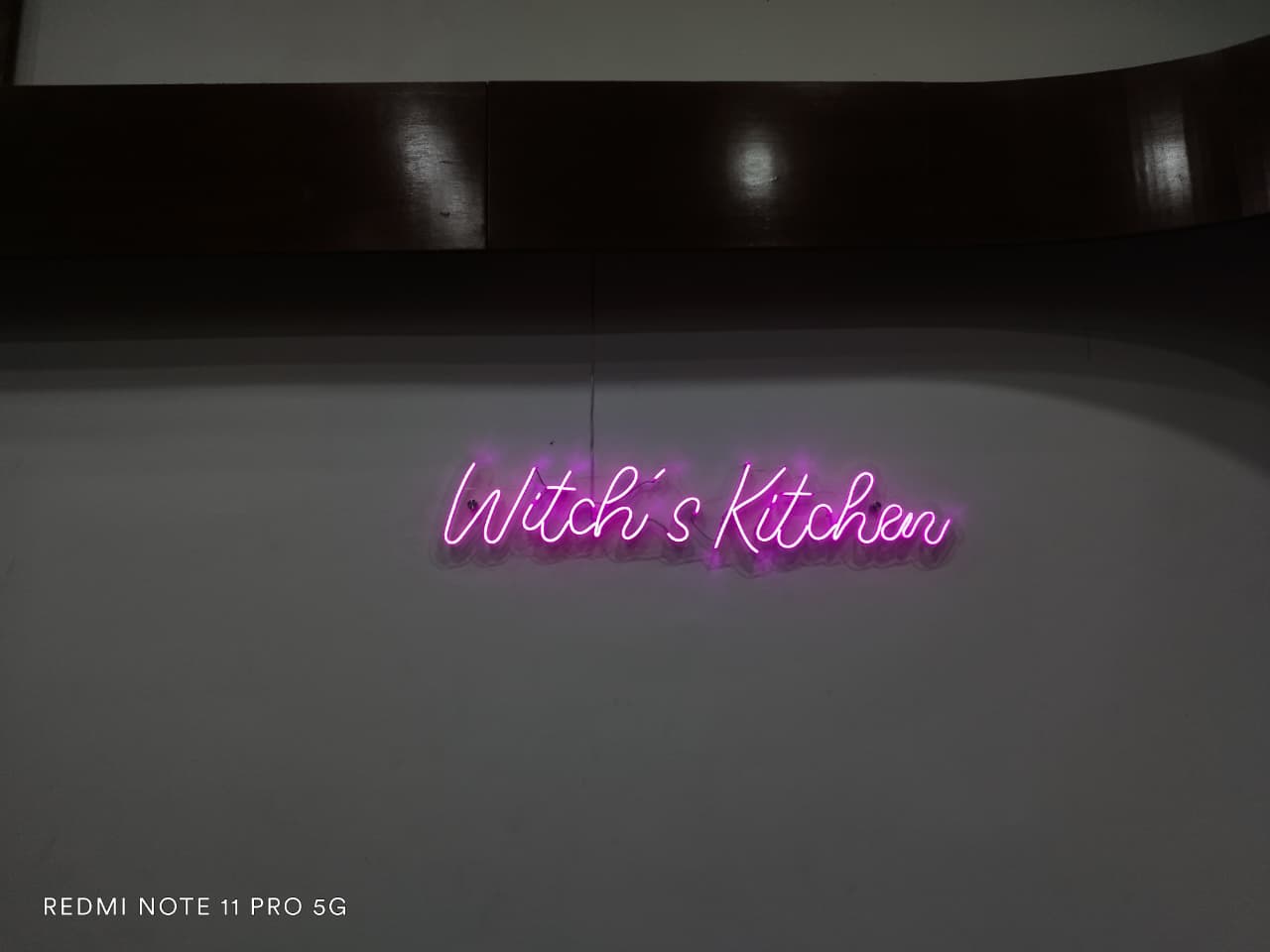 Produksi & Instalasi Neon Flex Signage Profesional