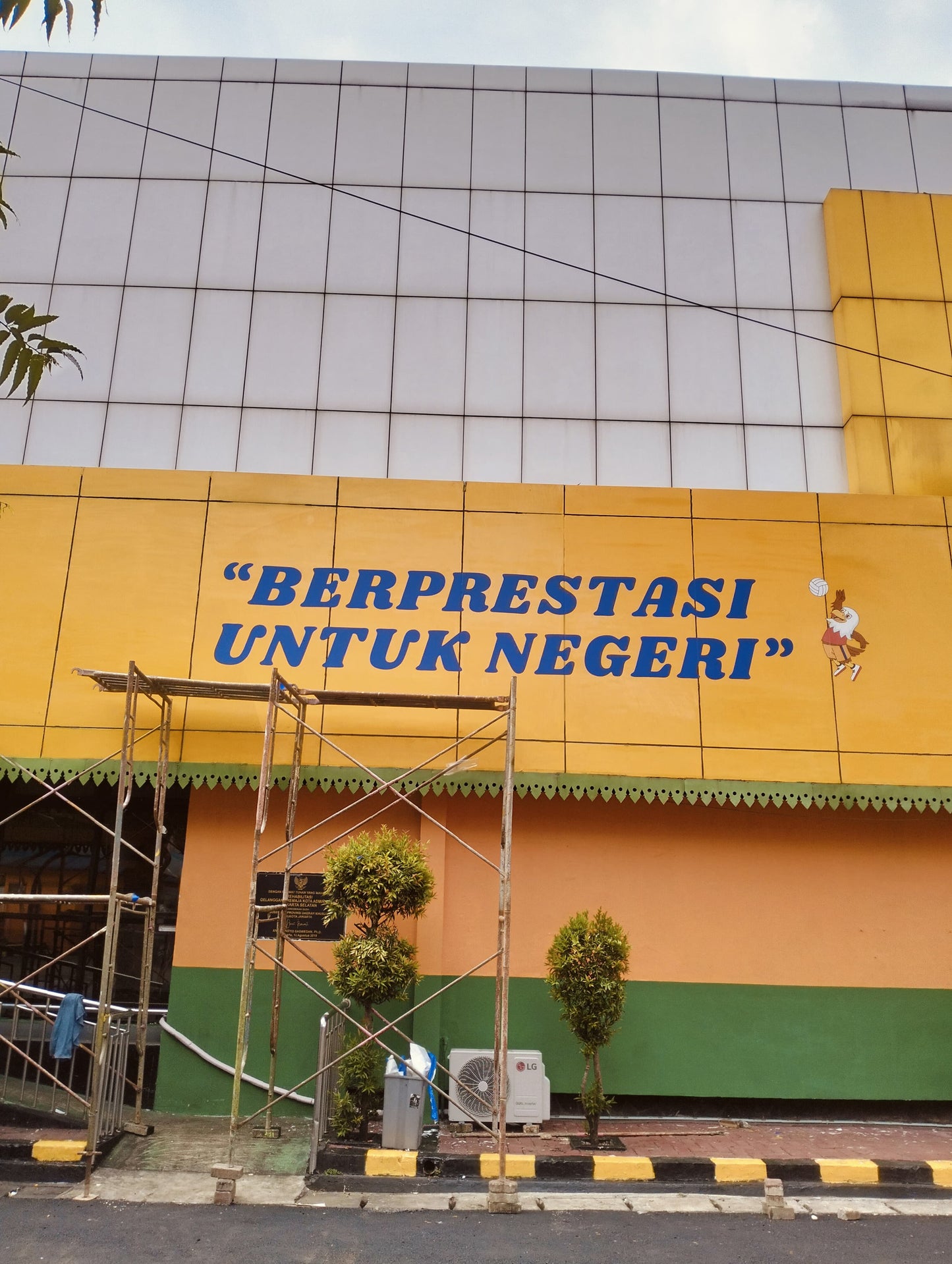 Cutting Sticker Fasad Gedung Jakarta | Visual Tajam, Rekat Kuat, Siap Pasang