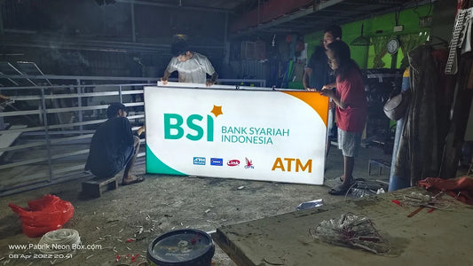 Umur Neon Box Berapa Lama? Tips Agar Branding Toko Tetap Terang dan Profesional