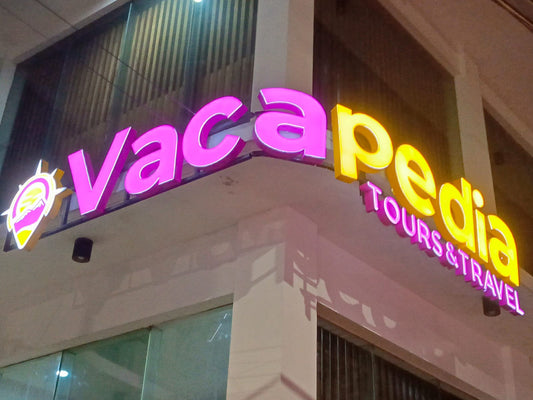 Huruf Timbul Akrilik, Stainless & Aluminium – Layanan Pemasangan Lengkap