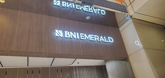 Panduan Lengkap Huruf Timbul Stainless vs Akrilik untuk Branding Bisnis