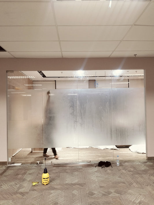 Kenapa Sticker Sandblast Sering Dipilih untuk Partisi Kantor dan Branding Toko?