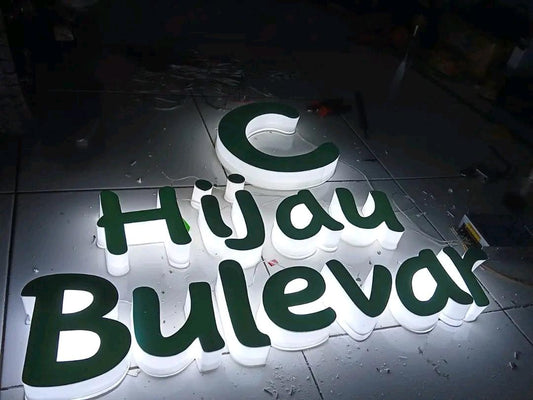 Apakah Huruf Timbul Bisa Custom Ukuran dan Warna