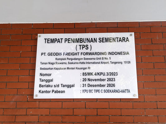 Mengapa Banyak Bisnis Memilih Papan Nama Akrilik untuk Branding Usaha