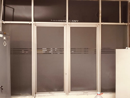 Sticker Sandblast Kaca Custom | Solusi Privasi, Branding & Dekorasi Kantor Modern