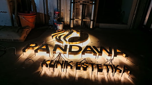 Huruf Timbul Backlight: Rahasia Papan Nama Toko yang Membuat Bisnis Terlihat Lebih Elegan dan Profesional
