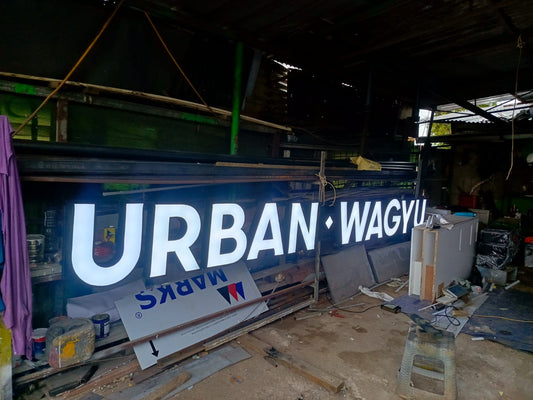 17 Inspirasi Huruf Timbul untuk Logo dan Signage Profesional