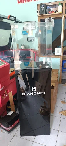 Display Akrilik Custom: Solusi Display Produk Modern, Elegan, dan Profesional untuk Bisnis Anda