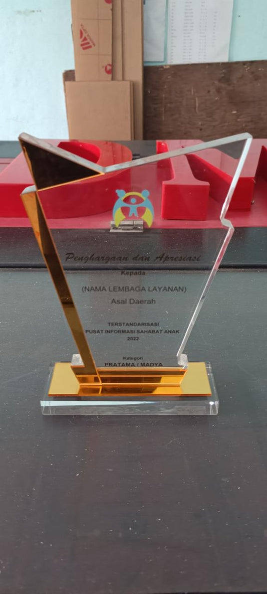 Plakat Akrilik Custom – Solusi Penghargaan Elegan & Profesional