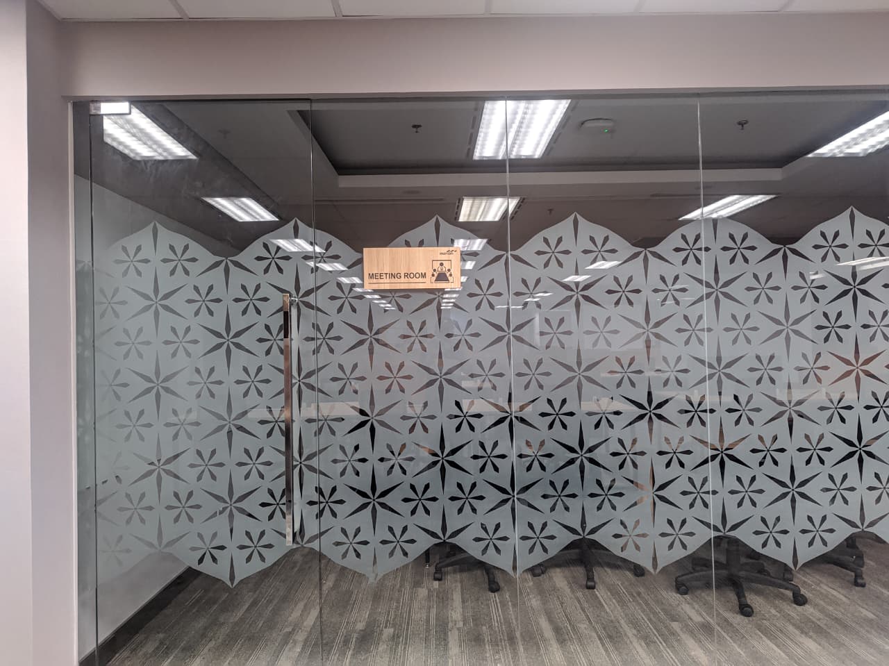 Sticker Sandblas Kaca Custom – Jasa Pembuatan & Pemasangan Profesional Jabodetabek