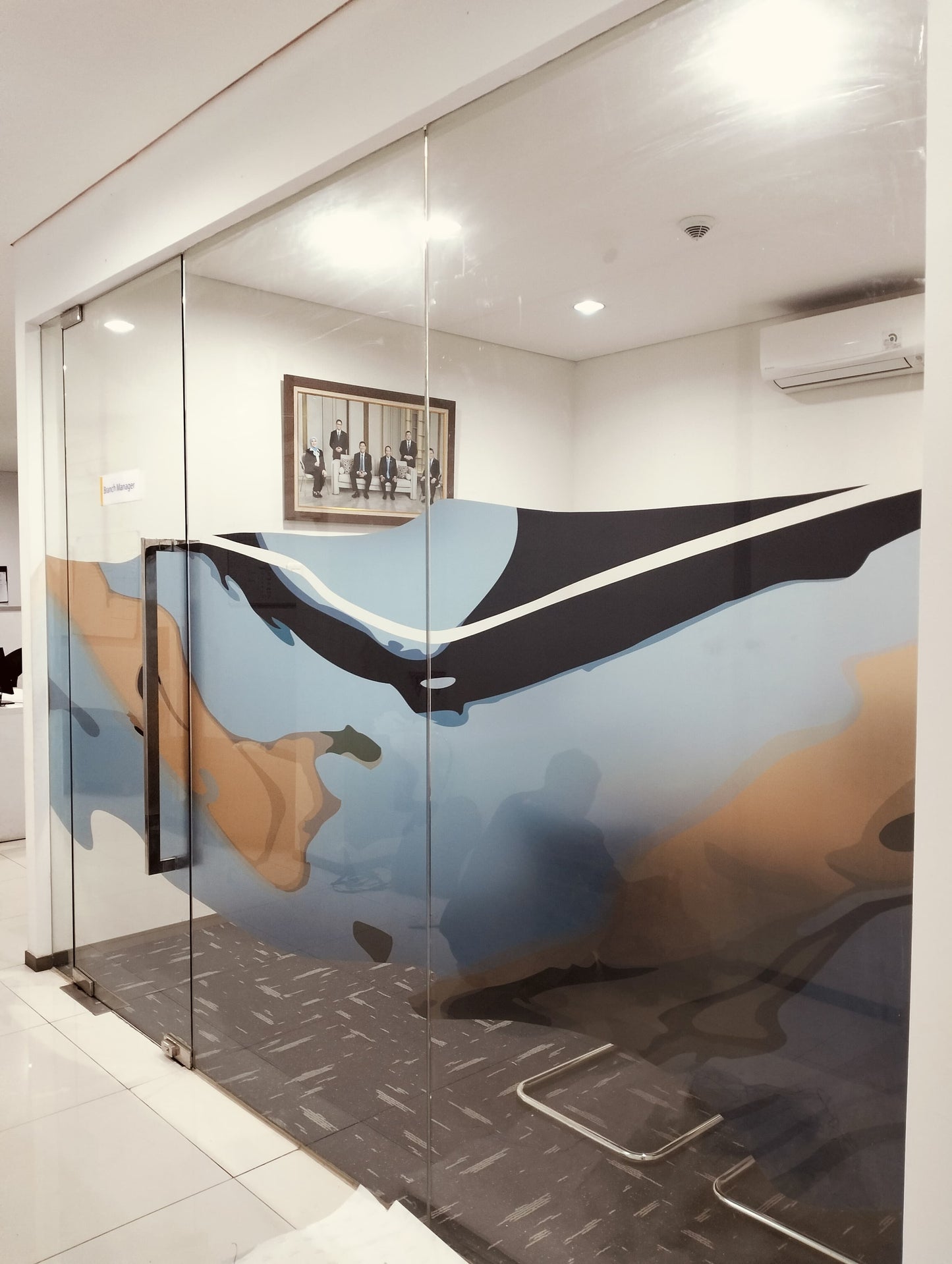 Print Frosted Window Sticker Custom Jakarta – Kaca Elegan, Privasi Optimal & Branding Profesional