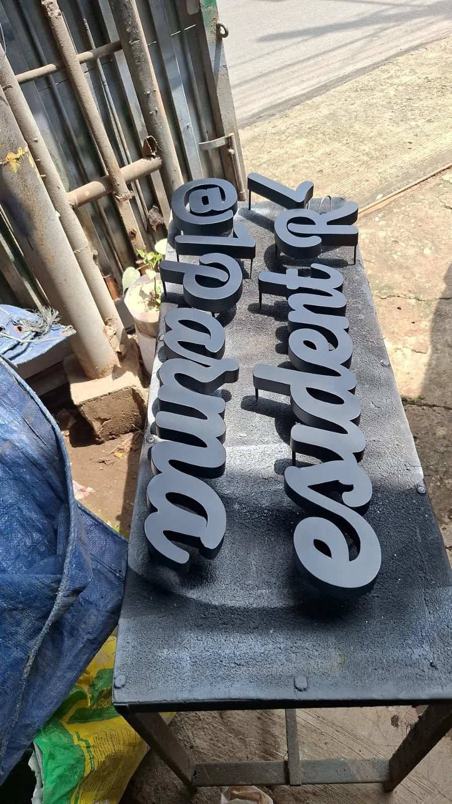 Huruf Timbul Custom Premium 3D – Signage Elegan untuk Branding Toko & Bisnis Modern