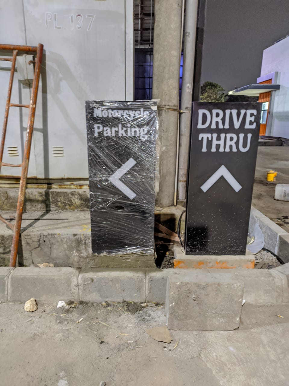 Signage Wayfinding Outdoor | Papan Penunjuk Arah Masuk Custom