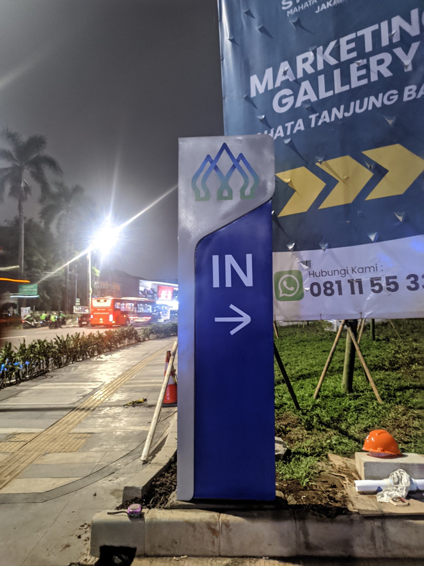 Papan Penunjuk Arah Masuk Gedung Outdoor Desain Custom