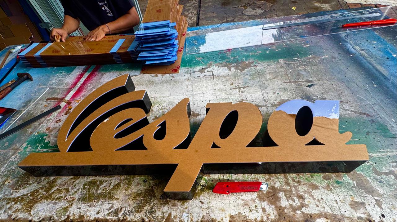 Pabrik Huruf Timbul Akrilik Custom | Desain, Produksi & Pasang