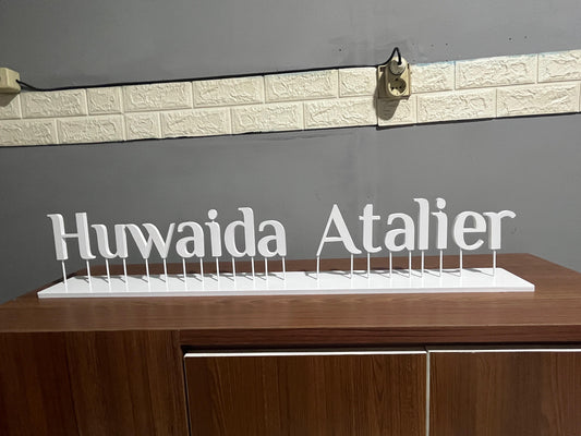 Huruf Timbul Akrilik Custom Standing – Sign Nama Brand Elegan & Minimalis
