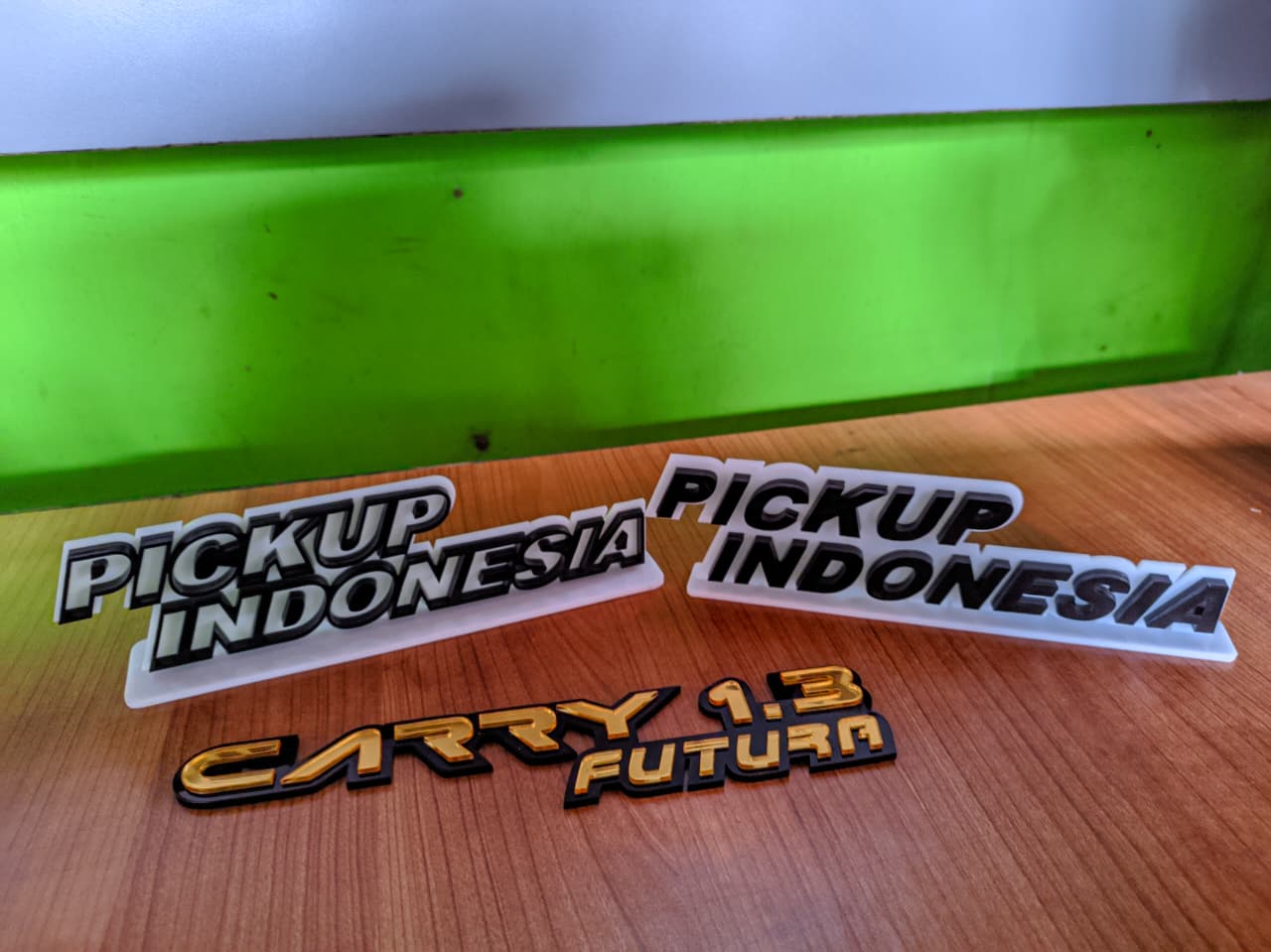 Emblem Huruf Timbul Akrilik Custom – Solusi Branding Kendaraan yang Eksklusif