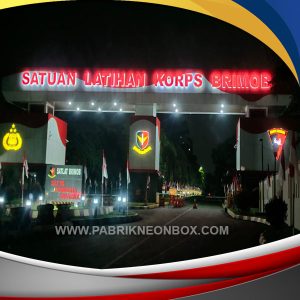 jasa pembuatan neon box huruf timbul akrilik